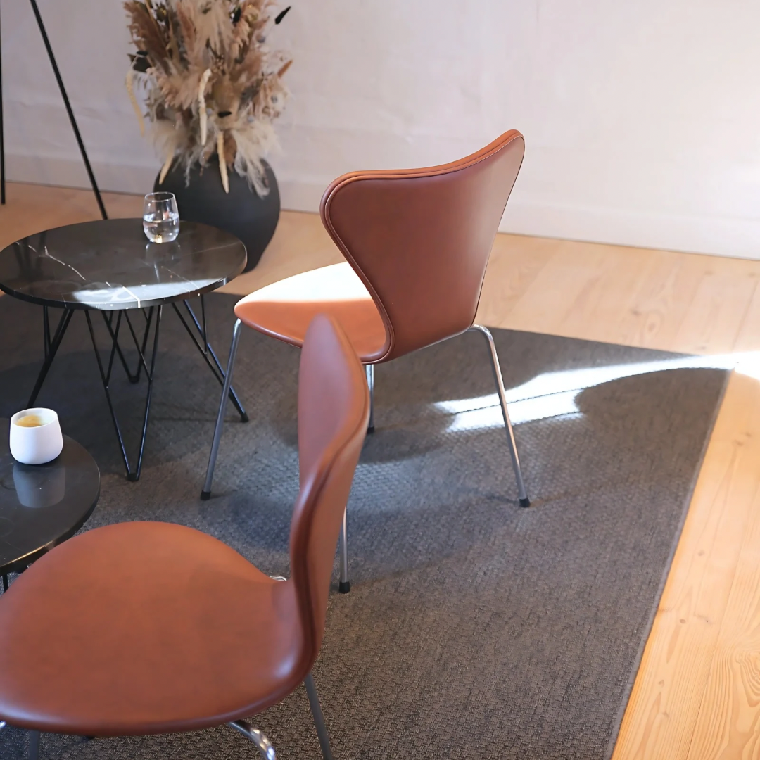 Arne Jacobsen, 7'er stol / Classic Soft Brandy