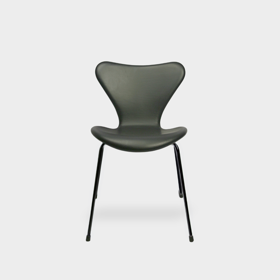 Arne Jacobsen 7-sits stolar i svart läder med svarta ramar