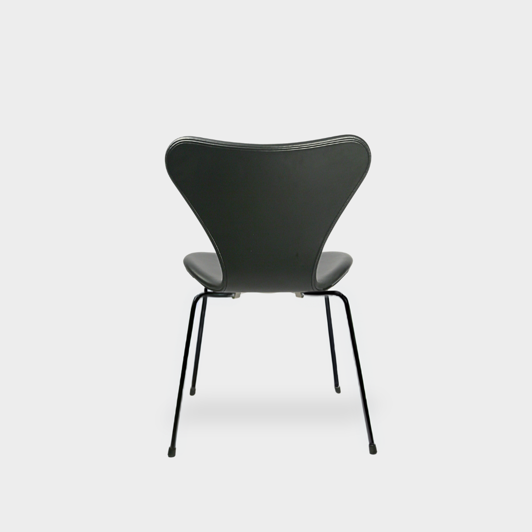Arne Jacobsen 7-sits stolar i svart läder med svarta ramar