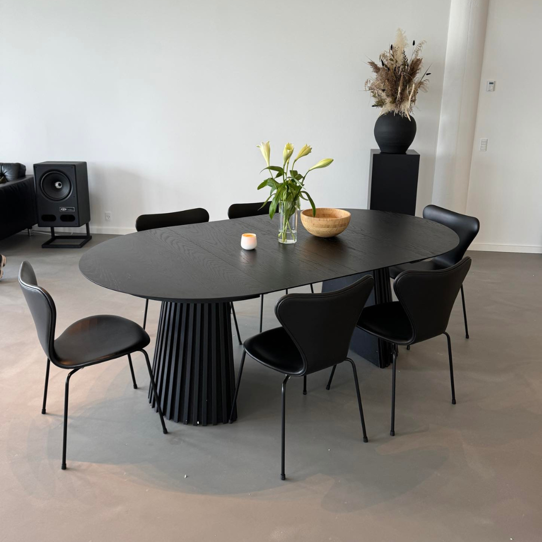Arne Jacobsen 7-sits stolar i svart läder med svarta ramar