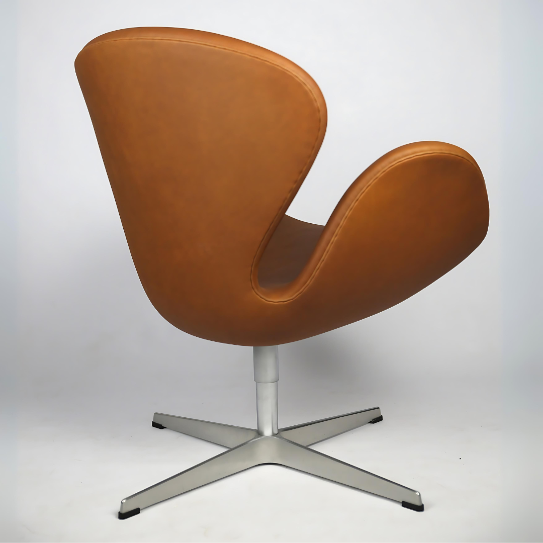 Arne Jacobsen Svane stol i Elegance Hazelnut