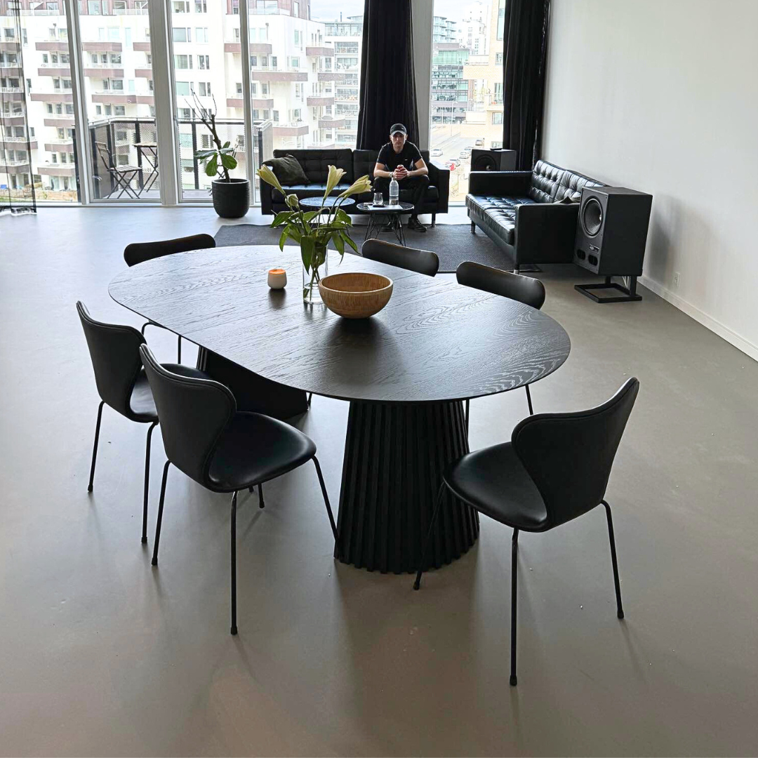Arne Jacobsen 7-sits stolar i svart läder med svarta ramar