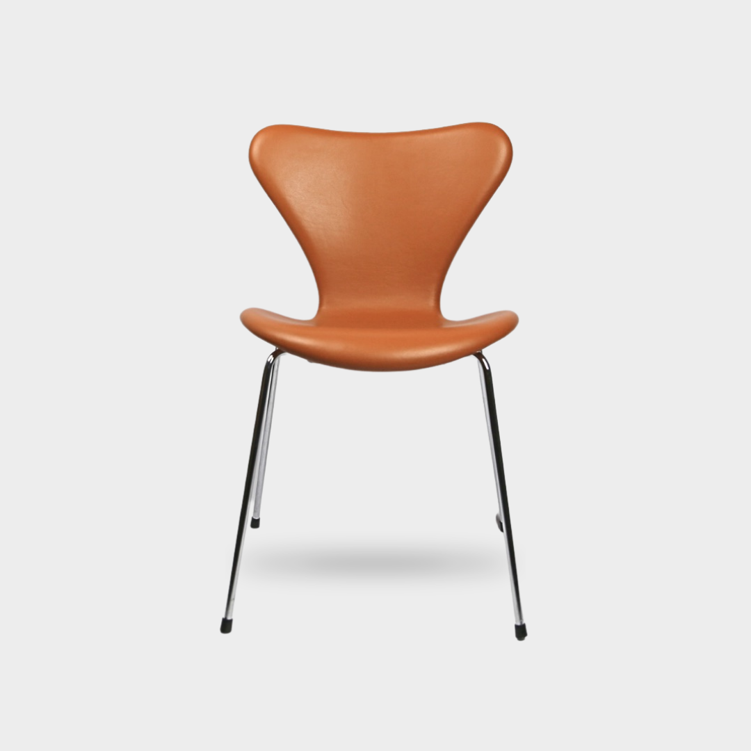 Arne Jacobsen, Seven chair in Soft Walnut