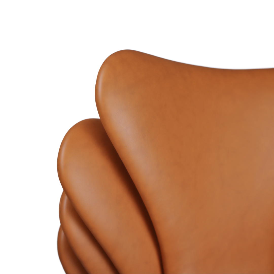Arne Jacobsen, Syveren chair / Soft leather / Cognac