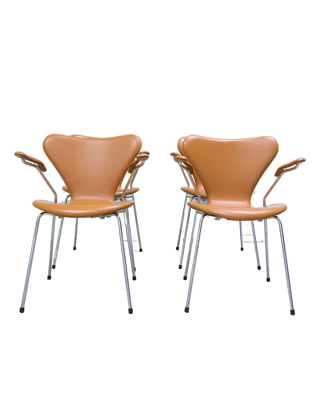 Arne Jacobsen, Syveren chair with armrests in Soft / Cognac