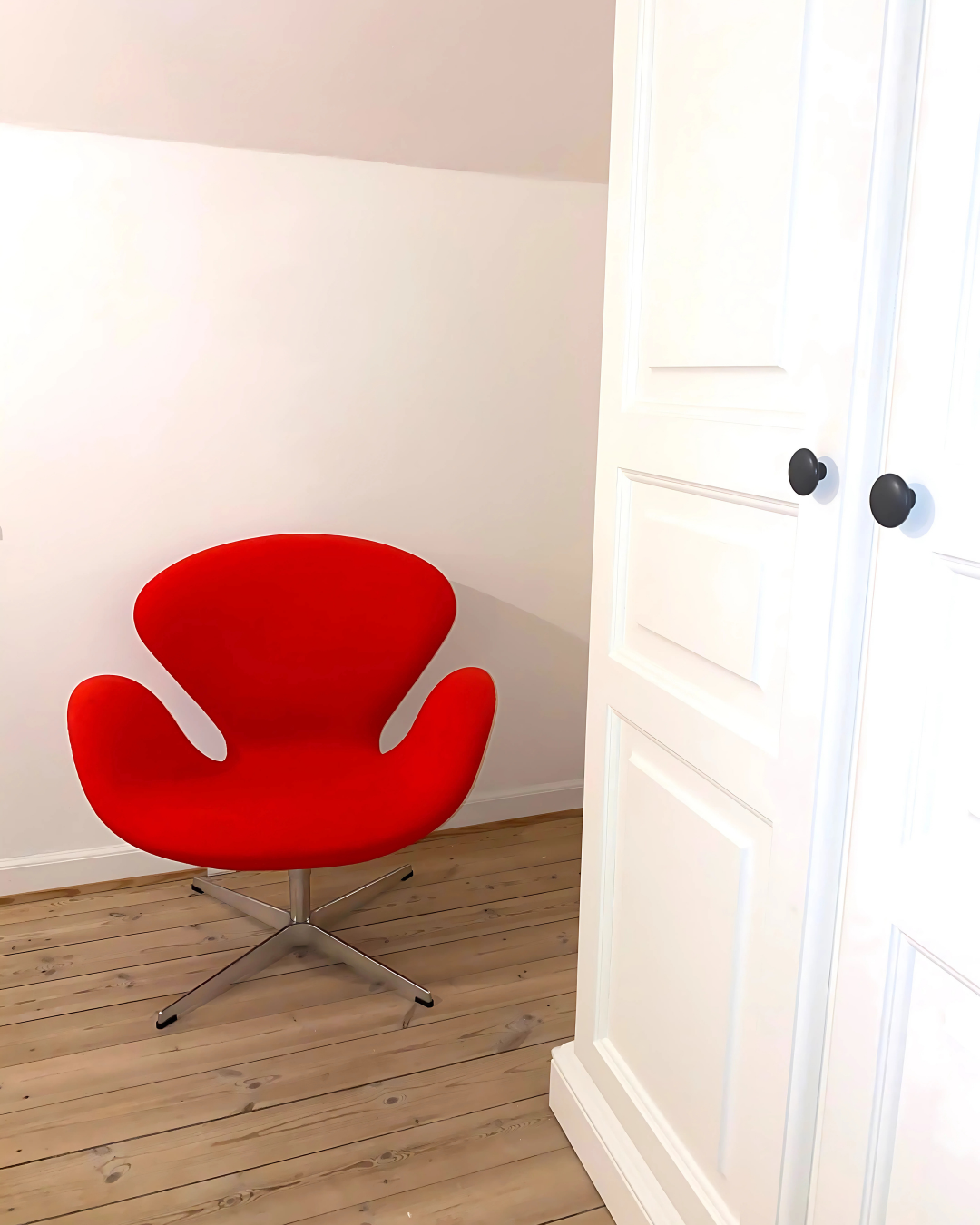 Arne Jacobsen "Svanen" model 3320 / Rød uld