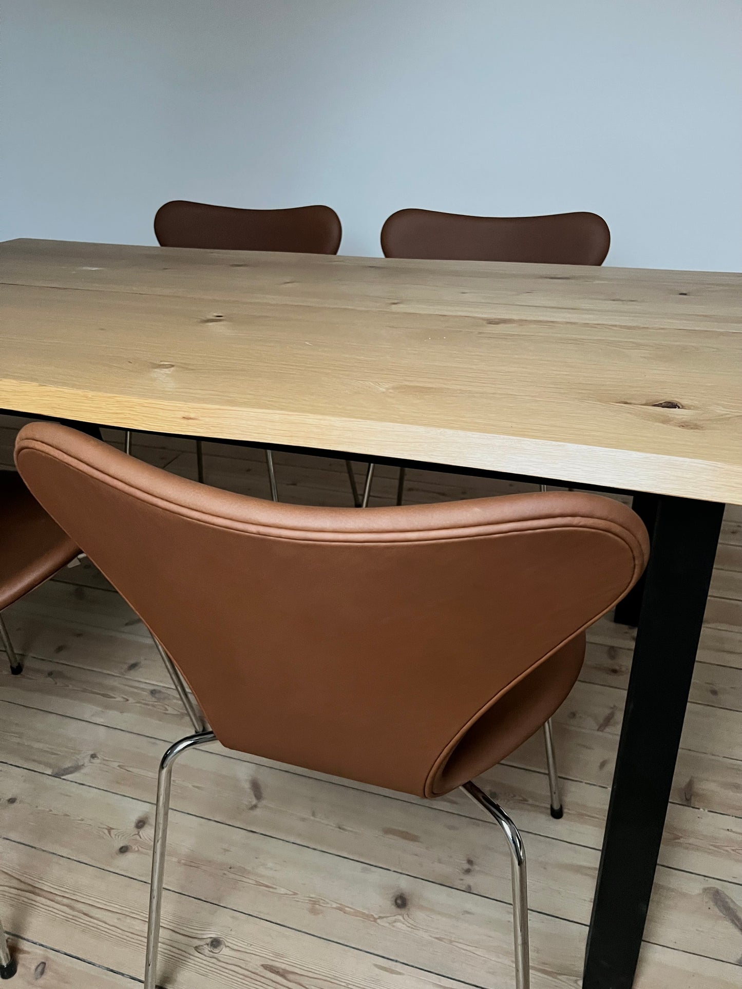 Arne Jacobsen, De sju / Elegance Hasselnöt