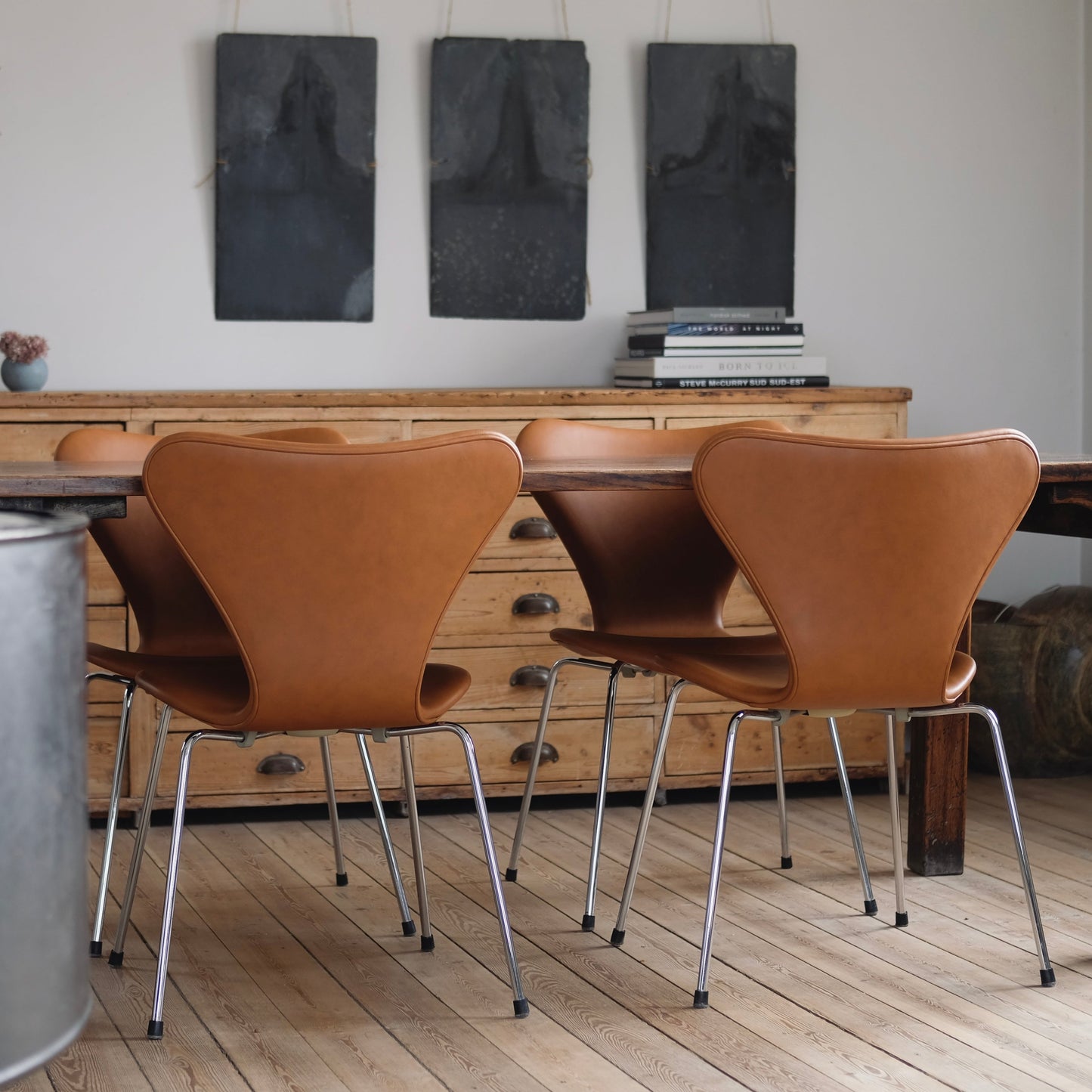 Arne Jacobsen, Syveren chair / Soft leather / Cognac