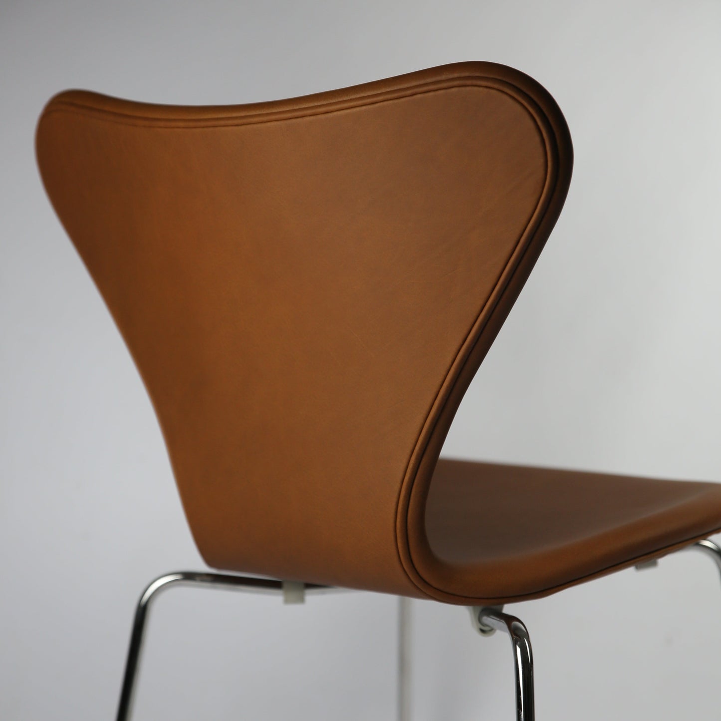 Arne Jacobsen, De sju / Elegance Hasselnöt