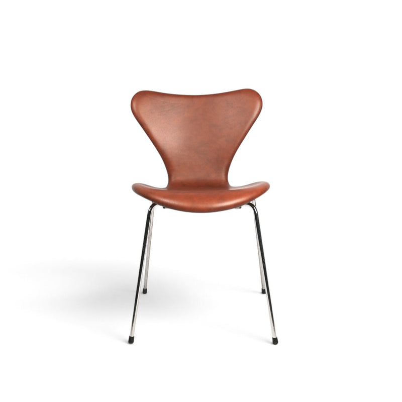 AUO NORD Arne Jacobsen 7'er stol model 3107 nypolstret i brunt Soft Brandy læder med poleret stel