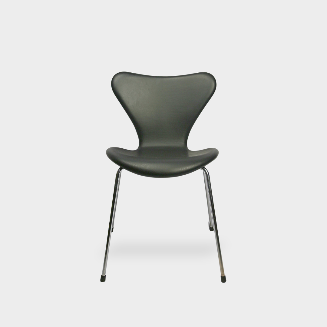 Arne Jacobsen 7'er Stolen (Model 3107) – En Tidløs Klassiker i Dansk Design