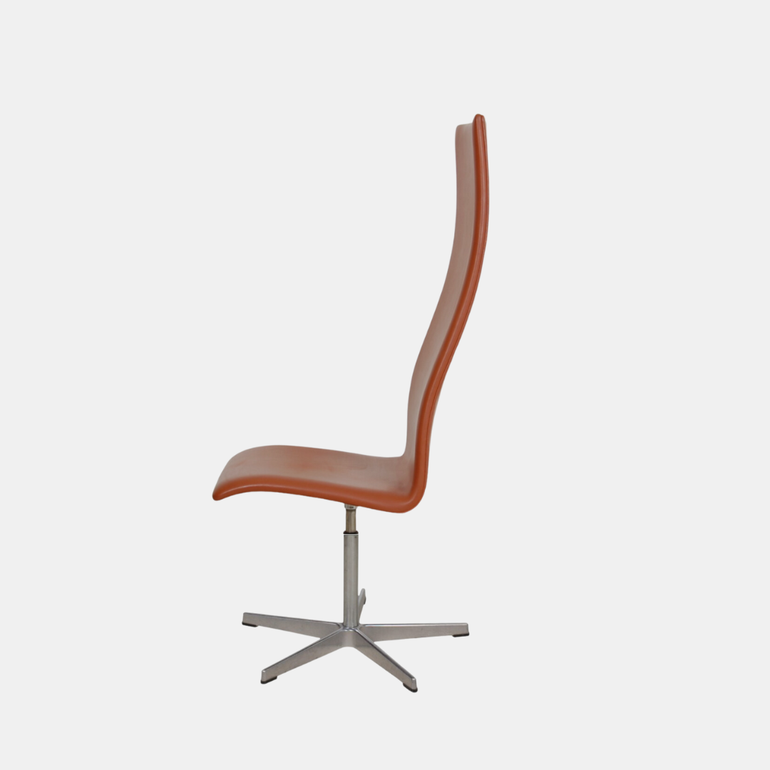 Arne Jacobsen Oxford chair with high back / Soft leather, Walnut.