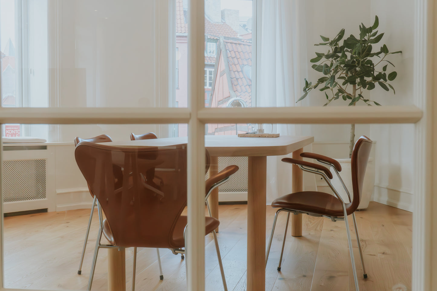 Arne Jacobsen Syveren stol i Calvados Cognac / Mjukt läder.