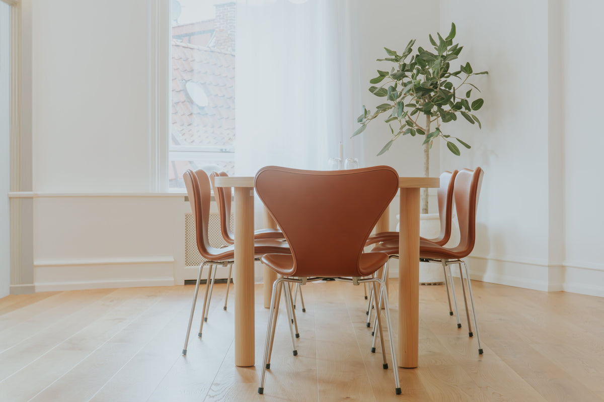 Arne Jacobsen, model 3107 stolar (Sjuan) i cognac soft läder