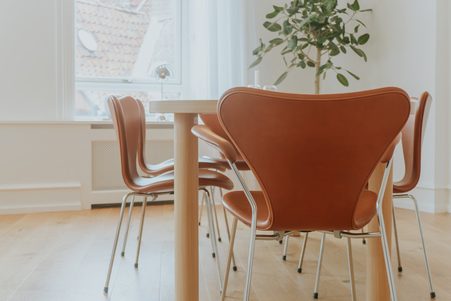 Arne Jacobsen Syveren stol i Calvados Cognac / Mjukt läder.
