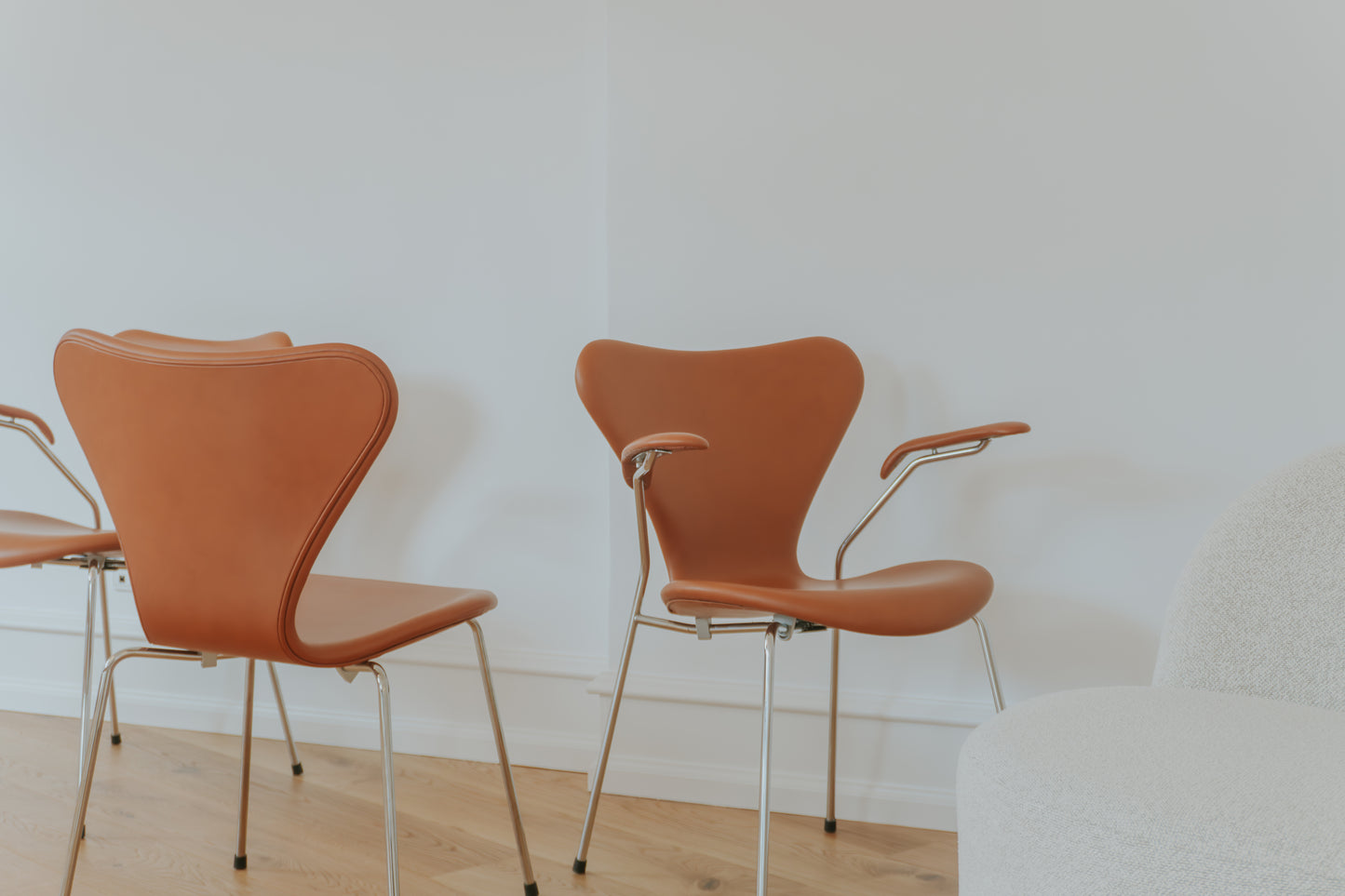 Arne Jacobsen Syveren stol i Calvados Cognac / Mjukt läder.