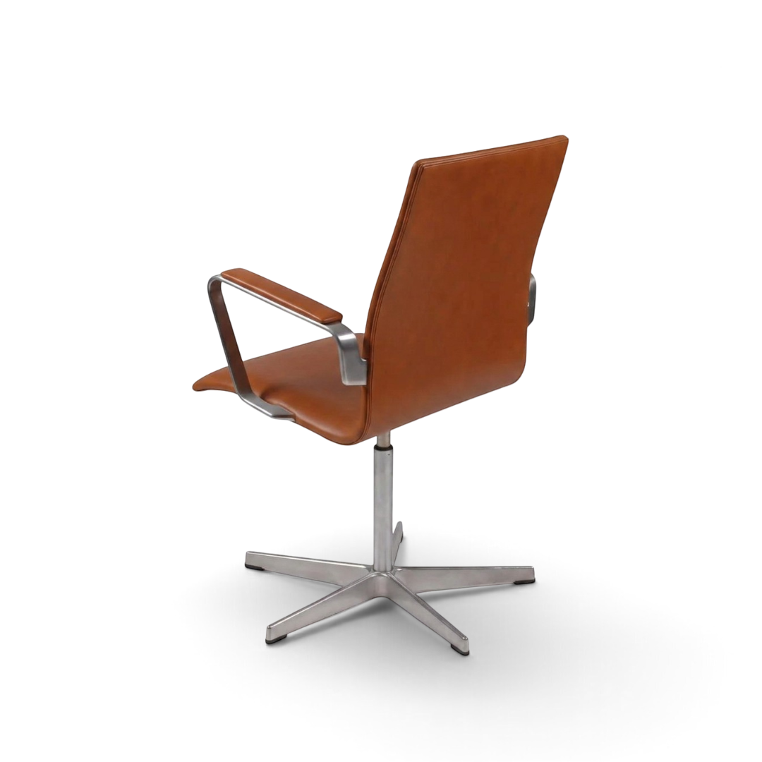 AUO NORD Arne Jacobsen Oxford kontorstol med høj ryg i cognacfarvet soft læder og poleret kromstel set bagfra