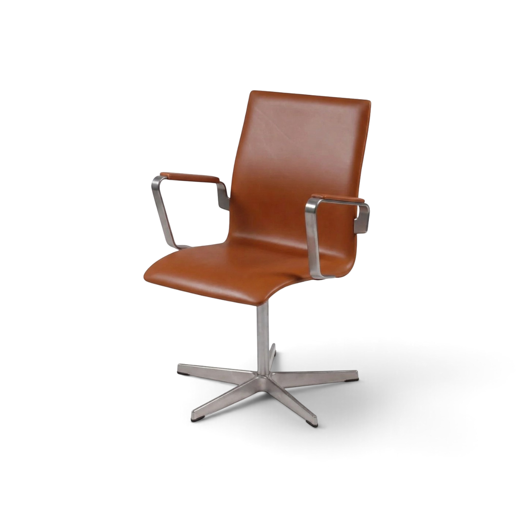 AUO NORD Arne Jacobsen Oxford kontorstol med høj ryg i cognacfarvet soft læder og poleret kromstel