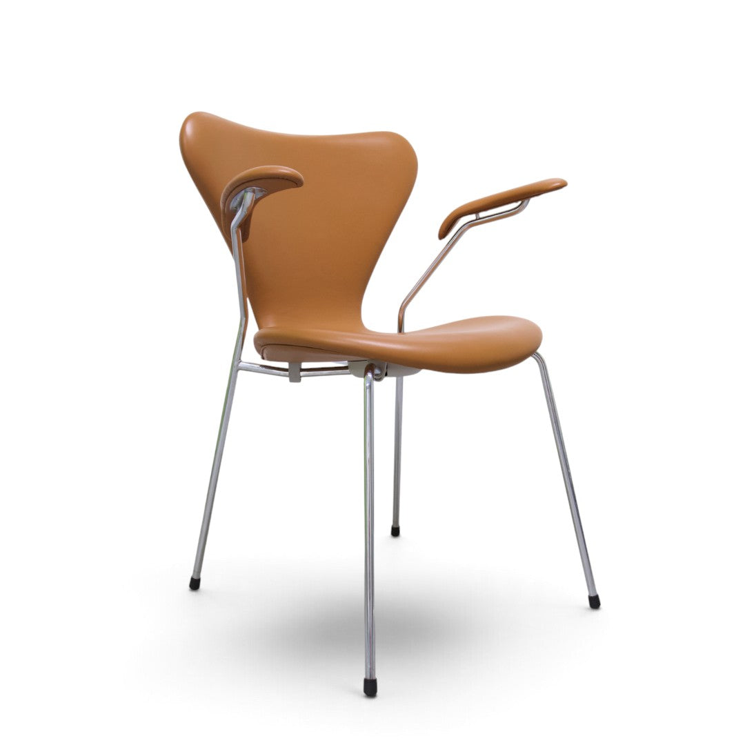 AUO NORD Arne Jacobsen Syveren stol model 3207 med armlæn, nypolstret i walnut soft læder og poleret kromstel