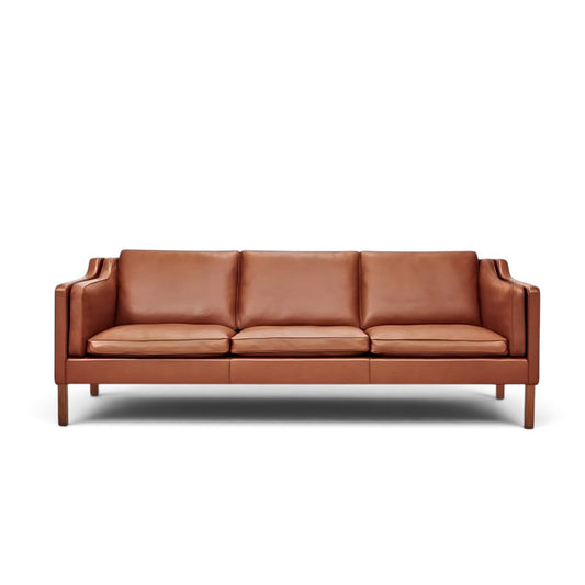 AUO NORD Børge Mogensen model 2213 3-personers sofa i cognacfarvet læder med træben og nye dunhynder.