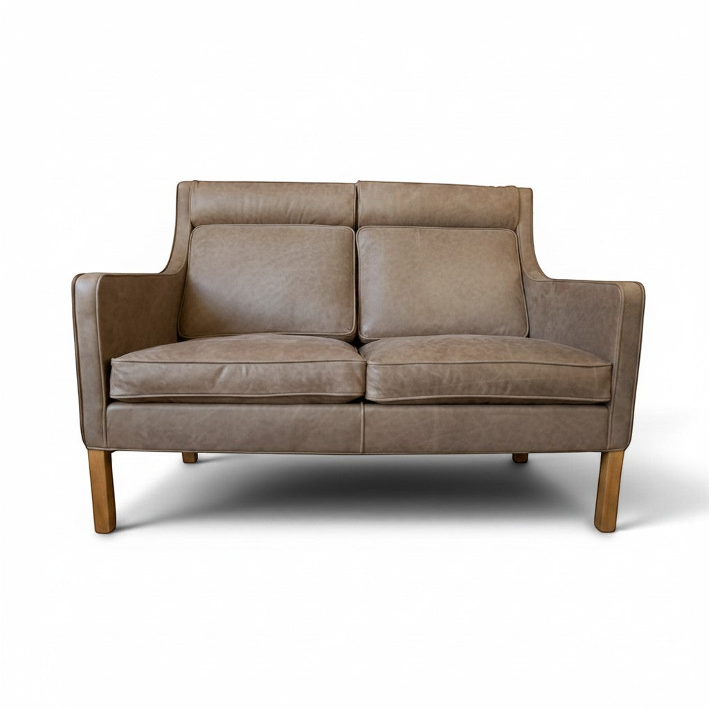 AUO NORD Børge Mogensen model 2432 to-personers sofa nypolstret i eksklusivt lysebrunt Dunes anilinlæder med træben