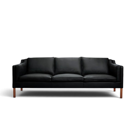 AUO NORD Børge Mogensen model 2213 3-personers sofa i sort læder med træben, nænsomt renoveret og nybetrukket.