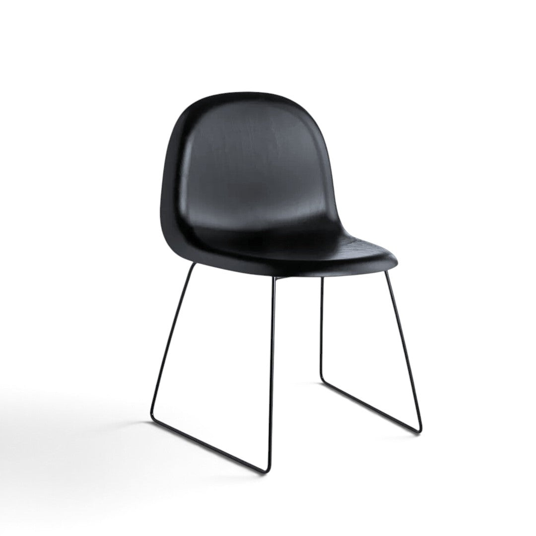 AUO NORD GUBI 3D spisebordsstol i sortbejset bøg med semimat lak og sort stel, designet af Komplot Design.
