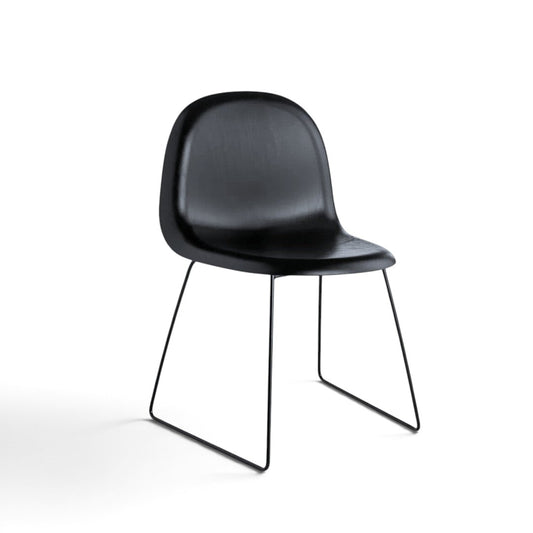 AUO NORD GUBI 3D spisebordsstol i sortbejset bøg med semimat lak og sort stel, designet af Komplot Design.