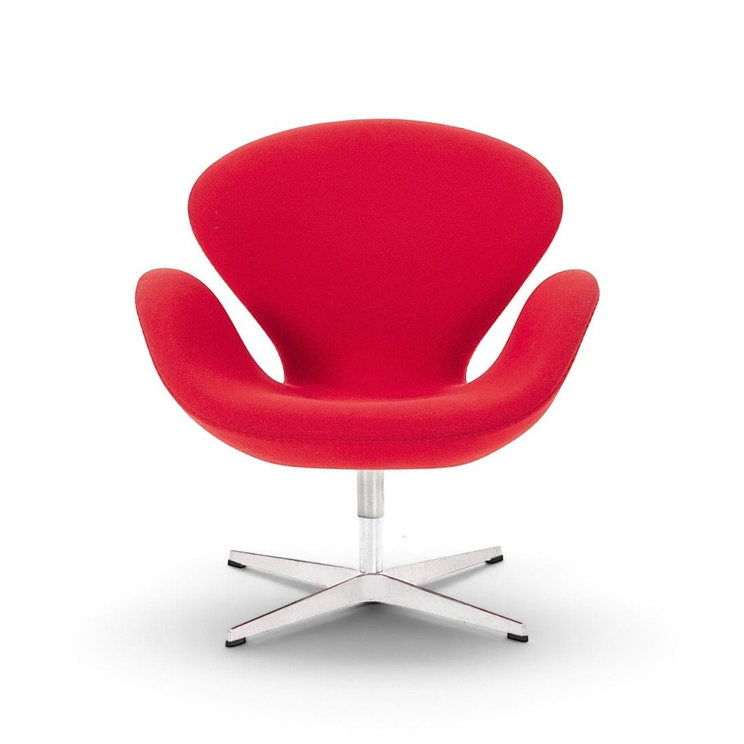 AUO NORD Svanen lænestol af Arne Jacobsen betrukket med klassisk rød uld og monteret på et stjerneformet metalstel