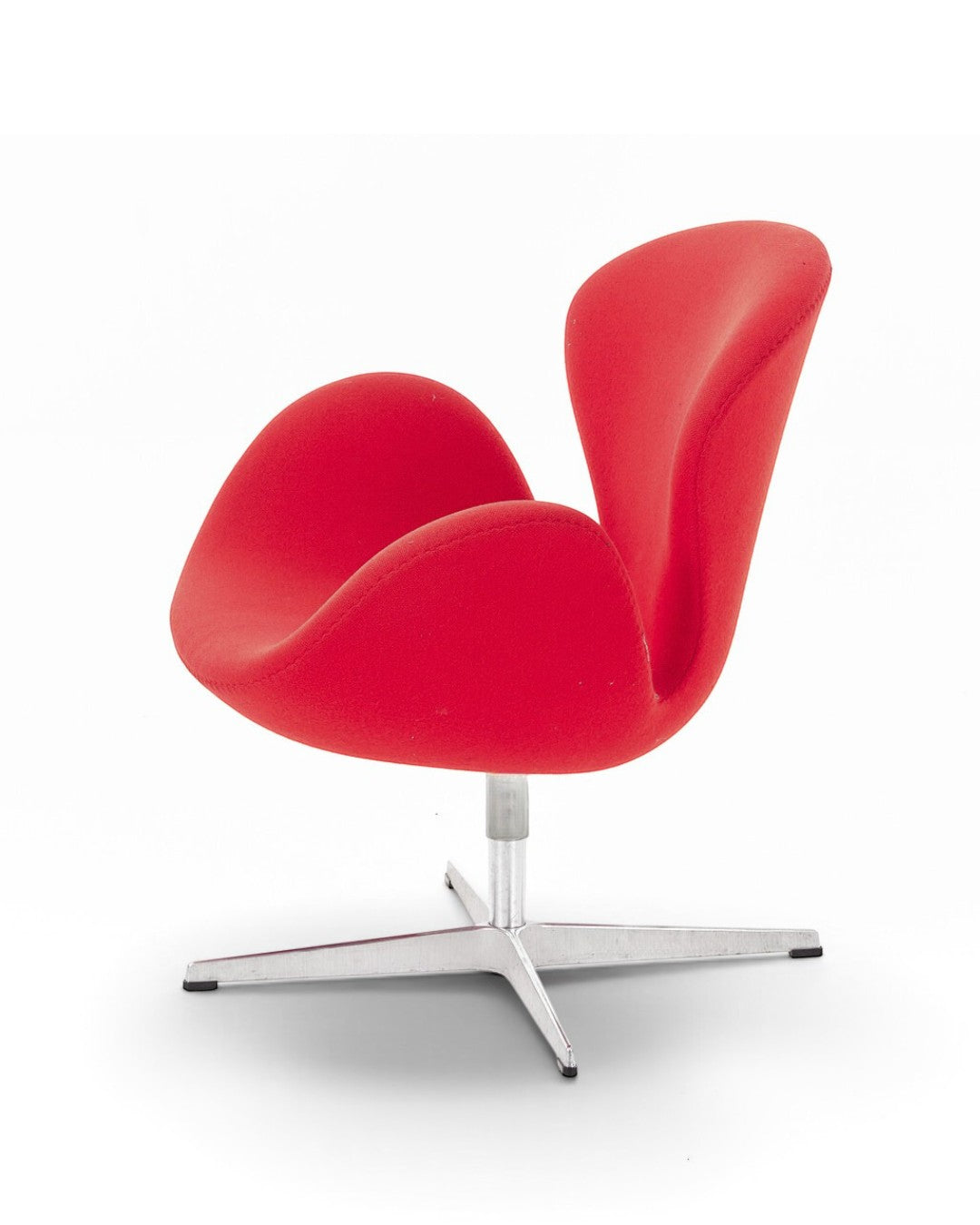 AUO NORD Svanen lænestol af Arne Jacobsen betrukket med klassisk rød uld og monteret på et elegant stjernestel i stål.