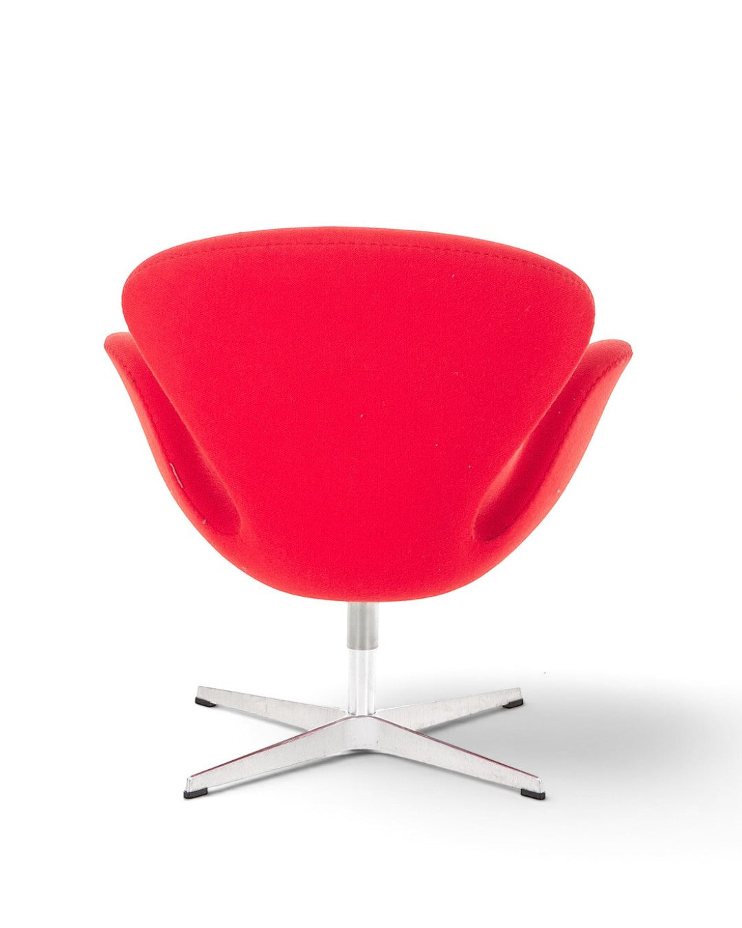 AUO NORD Svanen lænestol af Arne Jacobsen betrukket med rød uld, set bagfra med stjernefod i stål.