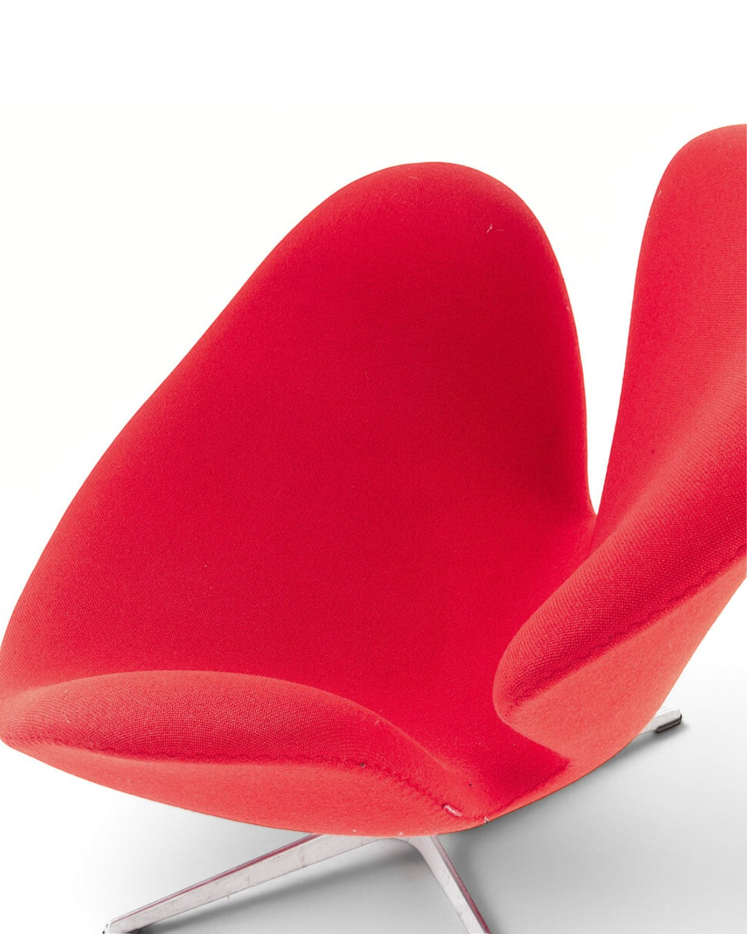 AUO NORD Svanen lænestol af Arne Jacobsen betrukket med rød uld, vist fra siden med sit ikoniske organiske design.