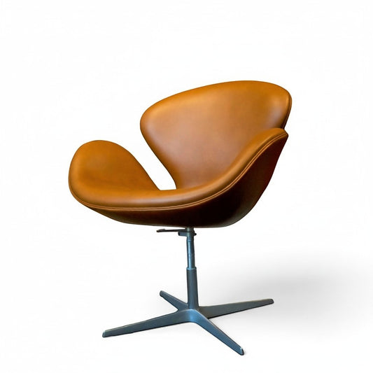 AUO NORD Arne Jacobsen Svanestol i Elegance Walnut anilinlæder med højdejusterbart stålstel og organisk form.