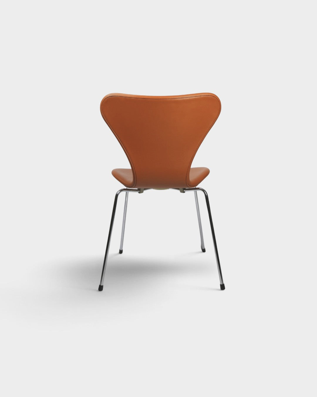 AUO NORD Arne Jacobsen Syver stol model 3107 nypolstret i brunt Soft Walnut læder med poleret stel set bagfra