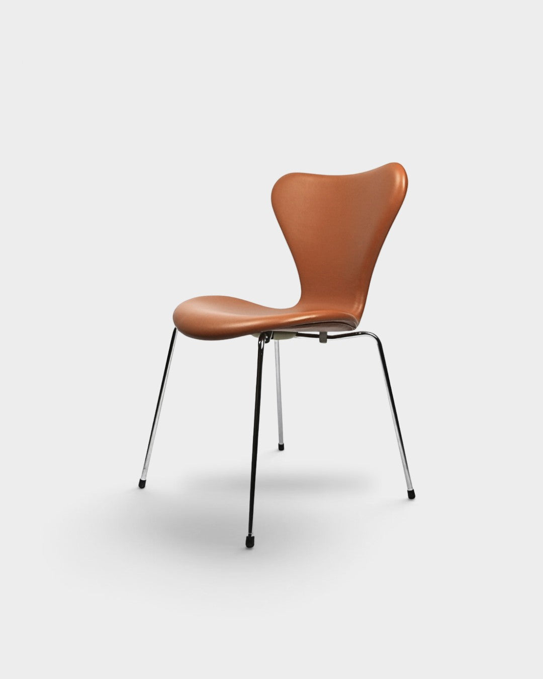 AUO NORD Arne Jacobsen Syver stol model 3107 nypolstret i brunt Soft Walnut læder med poleret kromstel