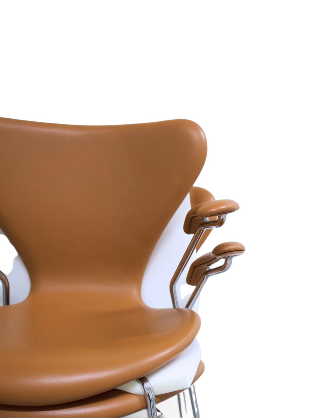 AUO NORD Arne Jacobsen Syveren stol model 3207 med armlæn i cognacfarvet soft læder og poleret kromstel