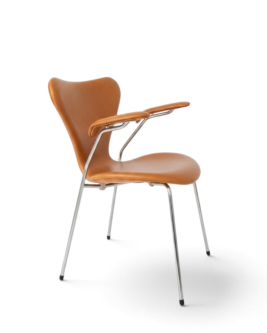 AUO NORD Arne Jacobsen Syveren stol model 3207 i cognacfarvet soft læder med poleret stel