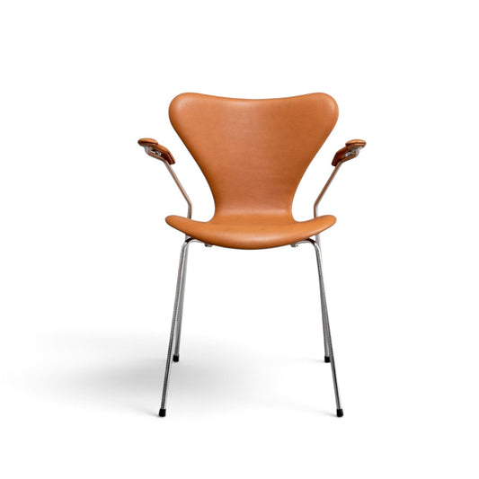 AUO NORD Arne Jacobsen Syveren stol model 3207 nypolstret i cognacfarvet soft læder med poleret stålstel