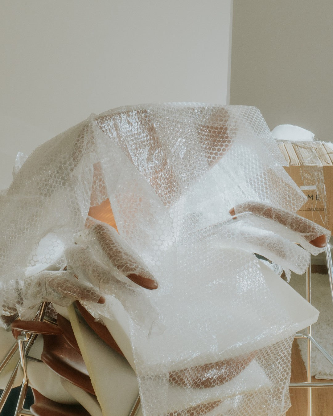 AUO NORD Arne Jacobsen Syveren stol i calvados cognac soft læder indpakket i bobleplast til beskyttelse