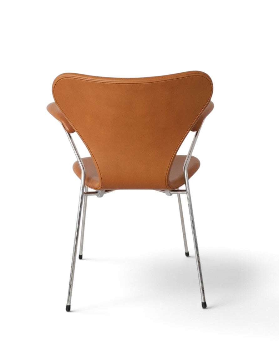 AUO NORD Arne Jacobsen Syveren stol model 3207 i cognacfarvet soft læder med poleret stålstel set bagfra