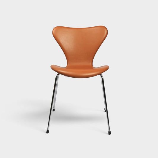 AUO NORD Arne Jacobsen Syveren stol model 3107 nypolstret i brunt Soft Walnut læder med poleret stel