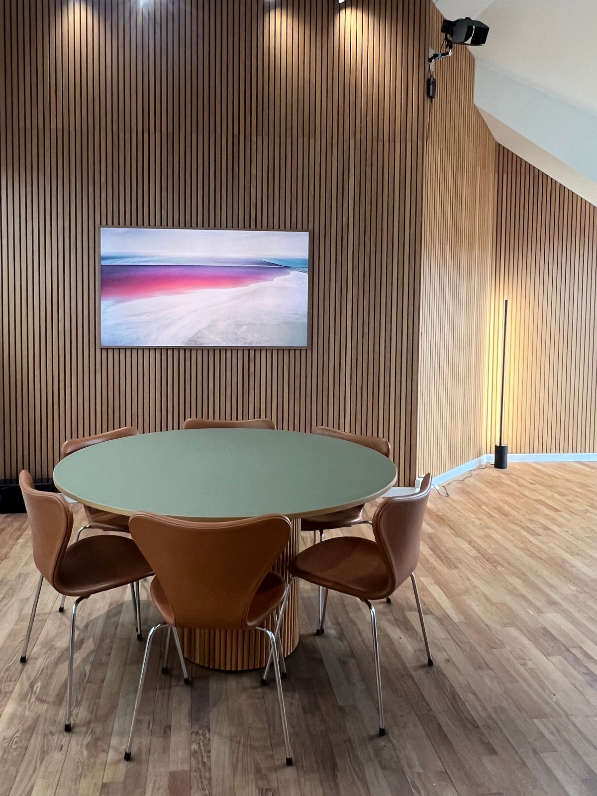 AUO NORD Syveren stol af Arne Jacobsen i nypolstret Soft Walnut læder med poleret stel omkring et rundt spisebord