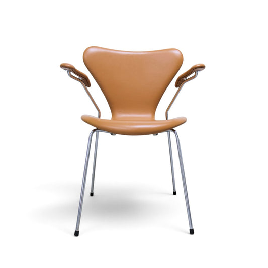 AUO NORD Arne Jacobsen Syveren stol model 3207 i walnut soft læder med armlæn og poleret kromstel
