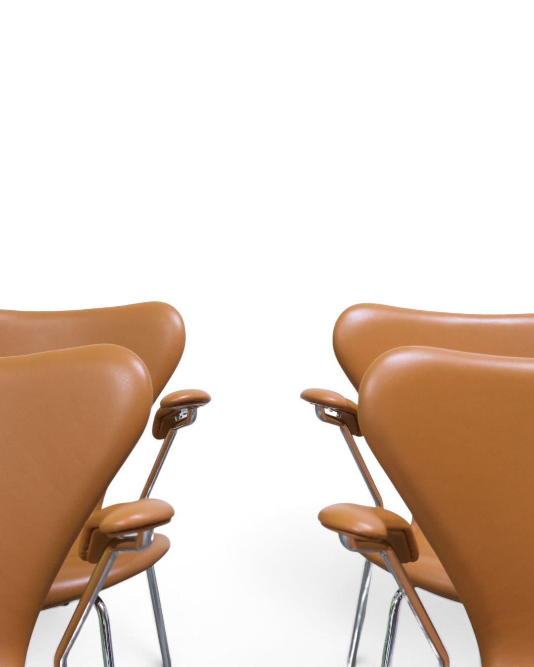 AUO NORD Arne Jacobsen Syveren stol model 3207 med armlæn i walnut soft læder og poleret kromstel