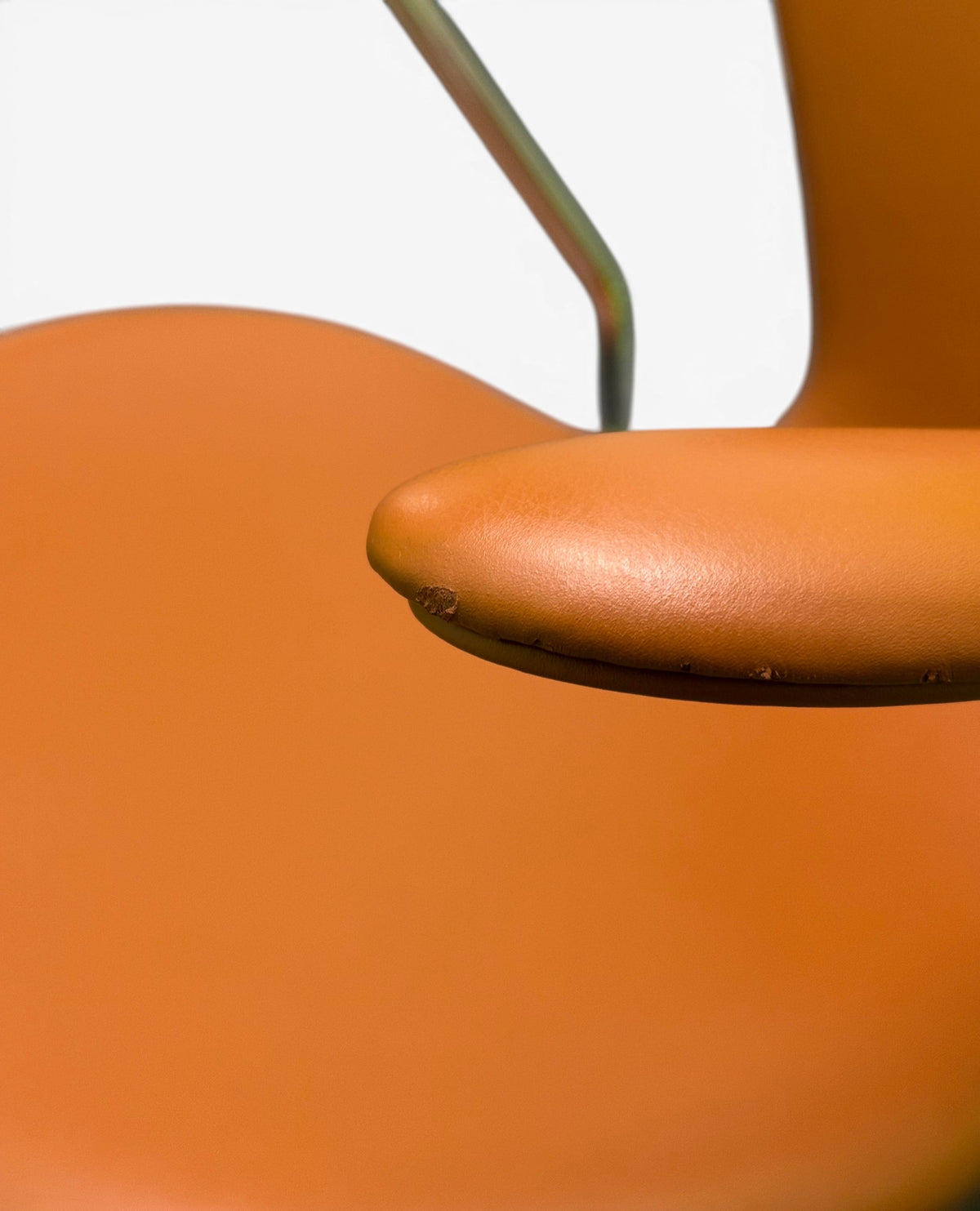 AUO NORD Arne Jacobsen Syveren stol model 3207 med armlæn polstret i walnut soft læder og poleret kromstel