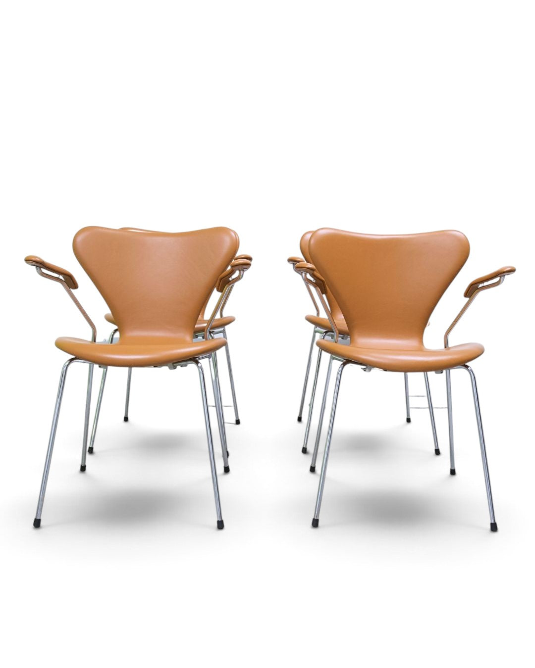 AUO NORD Arne Jacobsen Syveren stol model 3207 med armlæn, nypolstret i walnut soft læder med poleret kromstel.