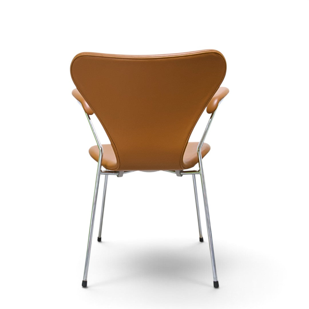 AUO NORD Arne Jacobsen Syveren stol model 3207 med armlæn i walnut soft læder og poleret kromstel set bagfra