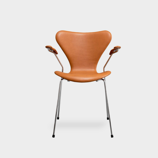 Arne Jacobsen Seven chair in Calvados Cognac / Soft leather.